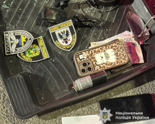 Зухвалі наркоторговці перевозили заборонене на авто з шашечкою&quot;таксі&quot; та робили &quot;закладки&quot; у формі поліцейських - фото, відео