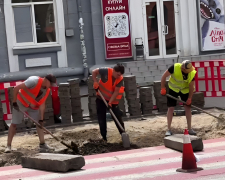 У Запоріжжі розпочали роботи з демонтажу бордюрів на проспекті Соборному (відео)