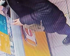 У Запоріжжі жінка вкрала банківську картку та розраховувалася нею в магазинах