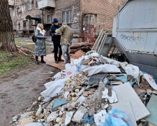 У Запоріжжі ремонтники влаштували сміттєзвалище посеред вулиці – фото