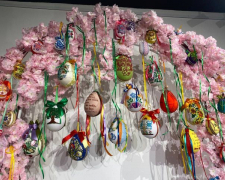 Українські пісні ожили у вишивці: у Запоріжжі відкрилася виставка писанок, рушників, мотанок (фото)