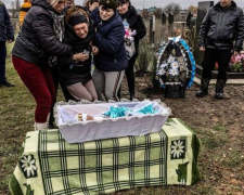 Біля маленького гробу мати у відчаю: на Запоріжжі поховали немовля, якого вбила російська ракета