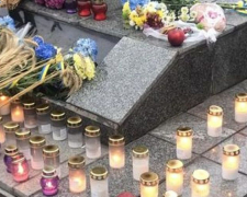 У Запоріжжі біля пам&quot;ятника запалювали  свічки