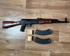 У Запоріжжі поліцейські вилучили автомат і набої у торговця зброєю