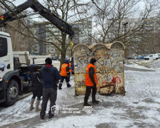 У Запоріжжі краном прибрали «довгожителя» — кіоск роками псував двір у Хортицькому районі (фото)