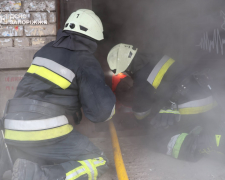 У Запоріжжі загорілася п&#039;ятиповерхівка - з палаючої квартири врятували чоловіка (фото, відео)