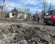 Вирва на місці прильоту російського КАБа у Комишувасі, Запорізького району, 2 березня 