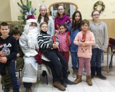 Волонтери «Запоріжсталі» привітали дітей-переселенців з новорічними святами