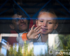 Ховалися від обстрілів за стіною хліву - поліцейські евакуювали з Приморського багатодітну сім’ю