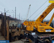 Как возле запорожского моста продвигается строительство железнодорожного путепровода - фото