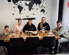 Захисник Маріуполя Роман Мещеряков разом із родиною отримав власну квартиру за програмою «Вдома»