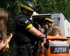 Під звуки вибухів -  з прифронтової Юрківки евакуювали дві багатодітні родини (відео)