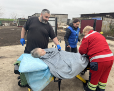 З прифронтової Барвінівки на Запоріжжі евакуювали 75-річну маломобільну жінку (фото)