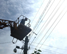 Працівники "Запоріжжяобленерго" усувають ушкодження, спричинені російськими обстрілами. Фото: пресслужба АТ "Запоріжжяобленерго"