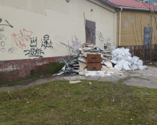 У Запоріжжі поруч з піцерією утворилося звалище будівельного сміття - фото