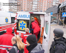 Серед поранених дитина та рятувальник - що відбувається на місці російського удару по супермаркету в Запоріжжі (фото, відео)
