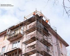 «До завершення року маємо впоратися»: як у Запоріжжі відбудовують будинок, який вразив ворожий удар (фото, відео)