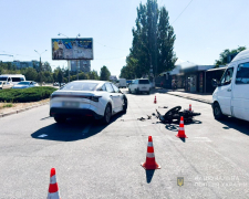 У Запоріжжі зіткнулися автомобіль і мотоцикл - постраждала 16-річна дівчина, фото: Національна поліція Запорізької області 