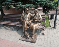 У запорізькому сквері розмалювали скульптуру - фото