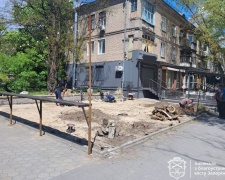 У Запоріжжі підприємець облаштовував літній майданчик без дозволу, інший засмітив тротуар будівельними відходами