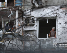 Мешканка пошкодженого обстрілом будинку в Запоріжжі 26 лютого. Фото: Запорізька міська рада