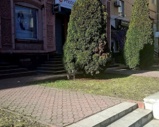 Після скарг у соцмережах: у центрі Запоріжжя прибрали незаконні банери російською мовою (фото)