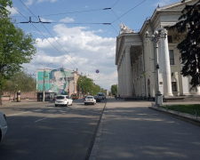 Перехожі зупиняються - музикант запорізького театру щоранку грає на трубі Гімн України (відео)
