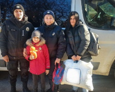 &quot;Люблю своє рідне село всім серцем&quot; - поліцейські евакуювали дитину з Приморського (відео)