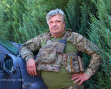 Водій запорізької бригади ТрО приїхав на війну на двоповерховому автобусі та врятувався від ПТУР завдяки загубленому телефону (фото)