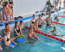 У Запоріжжі дітей - вимушених переселенців безкоштовно навчатиме плавати тренер Дениса Силантьєва