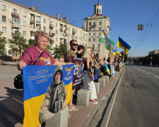  &quot;Боротися, поки всі не повернуться додому&quot; - у Запоріжжі відбулася акція на підтримку полонених захисників (фото)