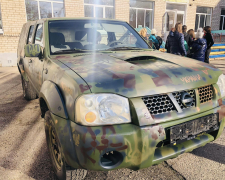 Запорізька молодь розписала автівку для військових - фото