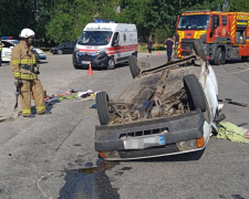 У Запоріжжі автівка перекинулася на дах - постраждали водій та пасажир (фото)