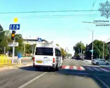 Пронісся на червоне – у Запоріжжі водія маршрутки притягнули до відповідальності (фото, відео)