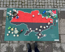 "Ставки надто високі" — у центрі Запоріжжя з’явилась вулична інсталяція про війну (фото, відео)