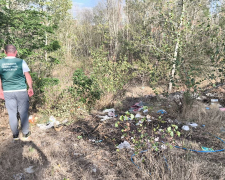 Зробили звалище на природі - в одному з районів Запоріжжя натрапили на смітник (фото)