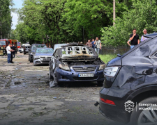 У Запоріжжі 26 травня росіяни вдарили по центру міста. В Олександрівському районі троє поранених, пошкоджена будівля та автомобілі.