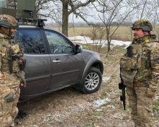 Автівки для дронарів: Метінвест передав позашляховики підрозділу БПЛА бригади «Хортиця»