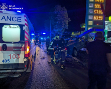 У Запоріжжі мотоцикліст опинився під авто внаслідок аварії - подробиці (фото, відео)