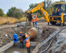 Подає воду на два райони - у Запоріжжі ремонтують аварійний трубопровід (фото)