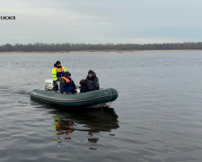 У Запоріжжі рятували чоловіка, що опинився посеред річки - фото