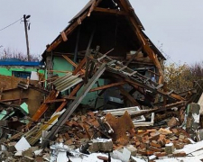 Зруйновані будинки та воронки від снарядів: росіяни обстріляли з артилерії два райони Запорізької області