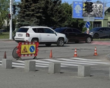 У центрі Запоріжжя дорожники оновлюють покриття на вулиці Незалежної України, через що частину проїзду тимчасово закрили