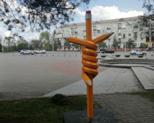 Символ спротиву: на головному проспекті Запоріжжя встановили олівець - фото