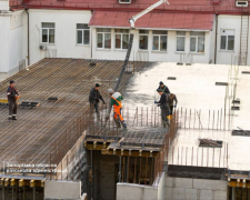 Почали важливий етап - у центрі Запоріжжя триває будівництво хірургічного корпусу з підземною операційною (фото, відео)