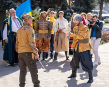 Найвідоміший козак Запоріжжя та театральні актори підготували сюрприз на весіллі військових