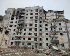 Зруйнована російськими обстрілами багатоповерхівка у Степногірську. Фото сайту "Відбудова"