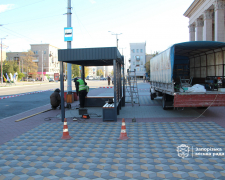 Біля Запорізької обласної філармонії встановлюють нові зупинки – фото