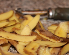 Як використовувати шкірку від картоплі на городі: цікаві лайфхаки