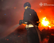 Вдарили по житловому будинку та адмінбудівлі – на Запоріжжі ворожі обстріли спричинили масштабні пожежі (фото)